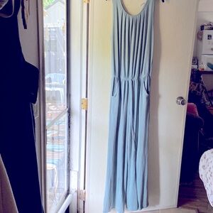 Zenana sz. L sleeveless casual jumpsuit with elastic waist and tie back.